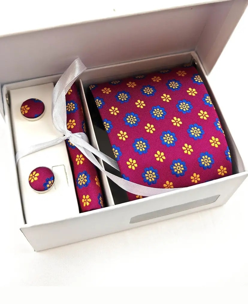 Tie gift pack in crimson